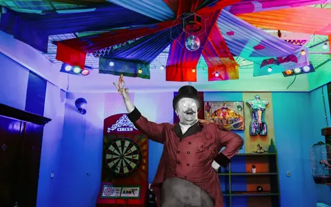 Interior cameră Circus — atmosferă de circ